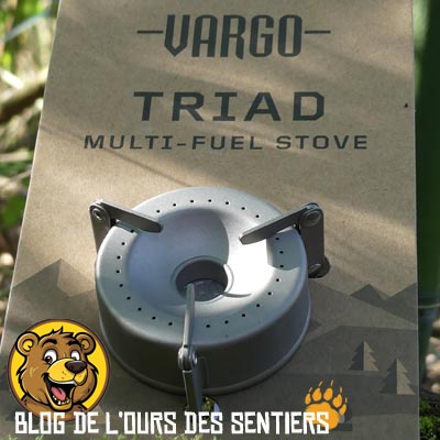 meilleur réchaud en titane ultra léger de bivouac, le réchaud titane multi combustible triad vargo tient dans la main avec ses 30 grammes