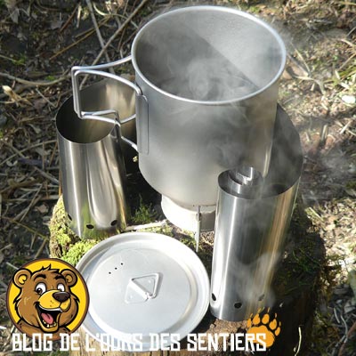 En seulement quelques minutes, il est possible de faire bouillir de l'eau avec le bruleur alcool liquide du réchaud Triad vargo
