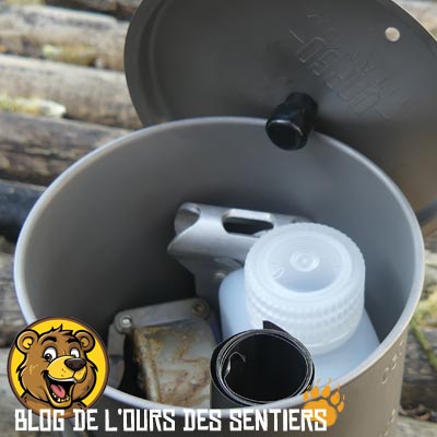 De très petite taille, le réchaud Vargo Triad multi combustible se range facilement dans un pot de cuisson de 50 ou 75 cl