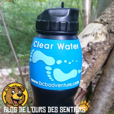 la gourde water to go permet de filtrer les virus en direct à partir d'eau prélevée dans la nature
