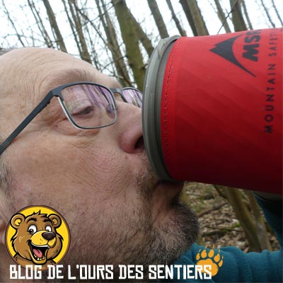 Le couvercle du pot de cuisson du réchaud msr windburner possède un bec verseur qui permet de boire sa boisson chaude directement