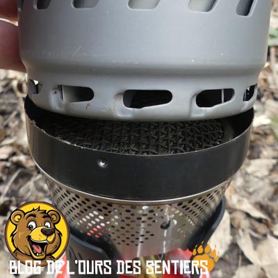 Le pot de cuisson du réchaud optimisé windburner msr se visse sur le bruleur pour créer un système optimisé de cuisson des aliments