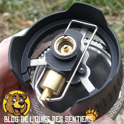 Facile à prendre en mains et d'un réglage très fin pour le mijotage, la valve de réglage du débit de gaz du réchaud Windburner MSR se replie pour assurer un gain de place au rangement
