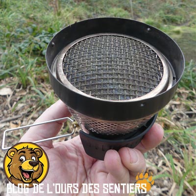Le réchaud puissant au gaz windburner msr possède un bruleur radiant compact qui tient dans la main