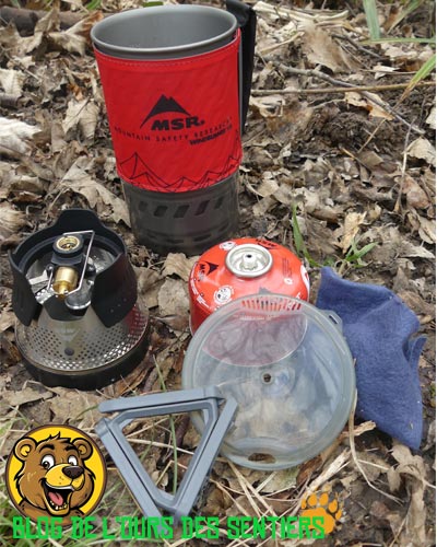 Complet, le réchaud windburner MSR comporte tous les accessoires qui permettent de l'utiliser directement et efficacement en bivouac