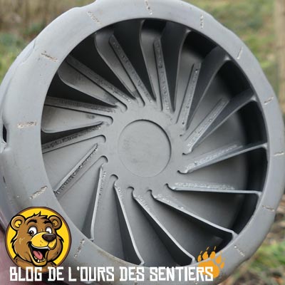 Des ailettes soudées sous le pot de cuisson du réchaud optimisé Windburner MSR permettent une répartition optimale de la chaleur du bruleur gaz